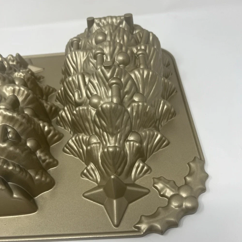 Nordic Ware 3D Christmas Tree Cake Pan Mold‎ Made In USA Cast Aluminum Clean